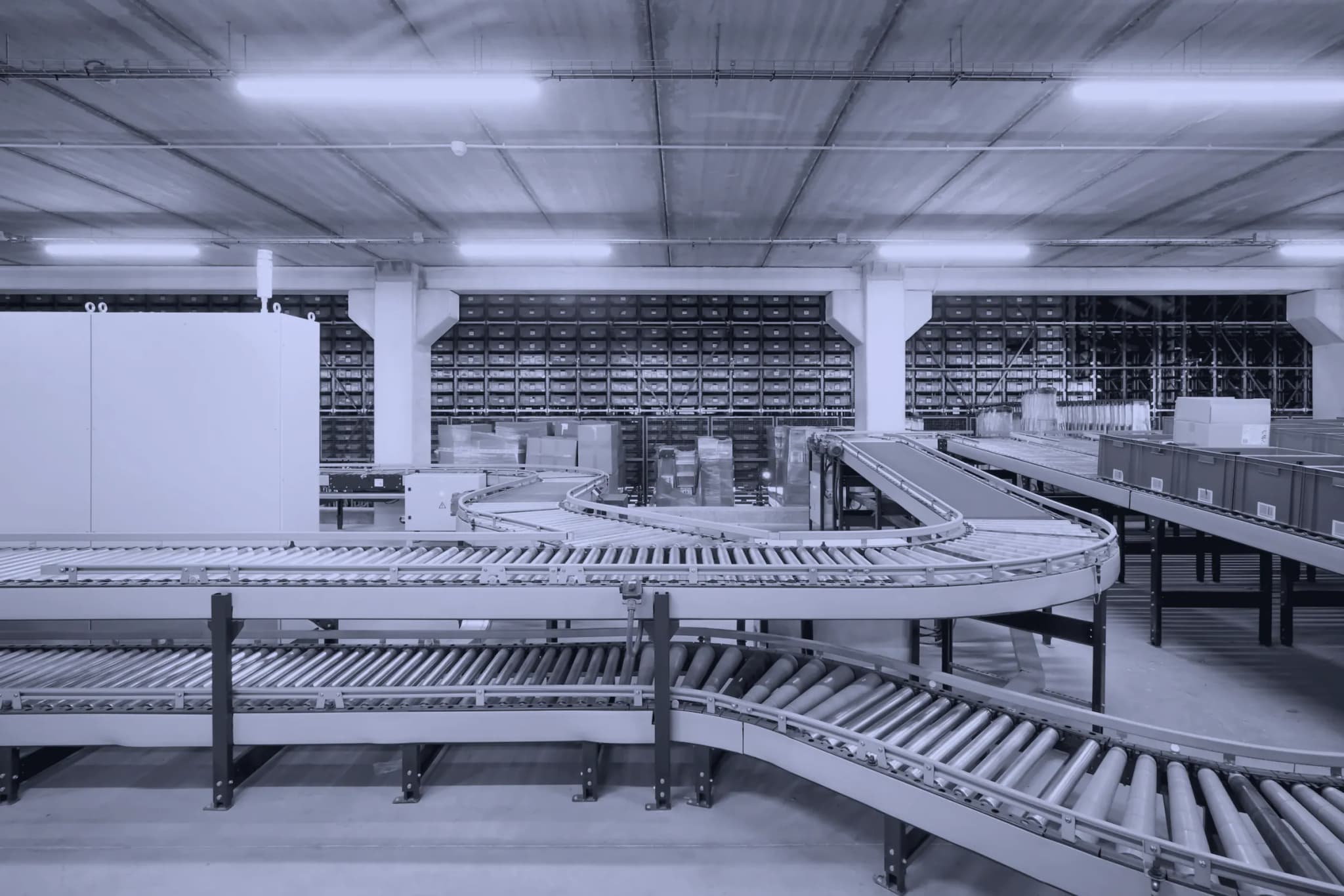 Förderanlage in einer Lagerhalle