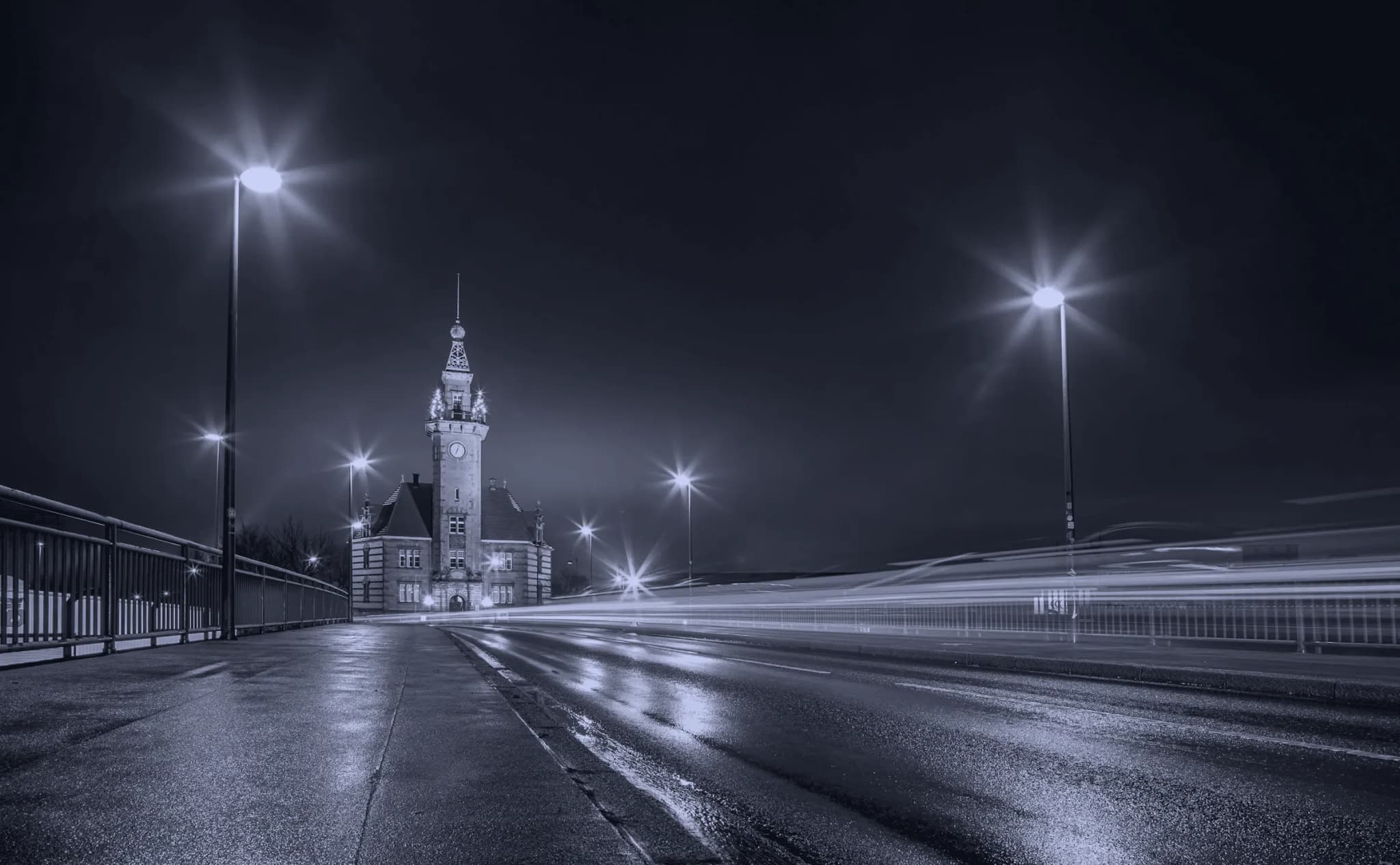 Lichtspuren des Straßenverkehrs bei Nacht